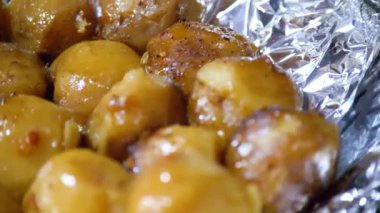 Şef bir kazanda pişirilen tabağa sebze koyar. Kazan kebabı
