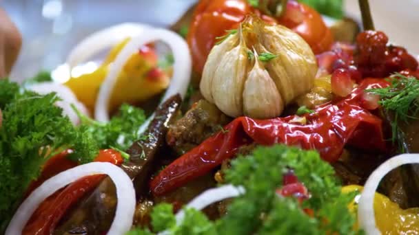 O chef decora com salsa e cebola - cozinhado em umas verduras de caldeirão . — Vídeo de Stock