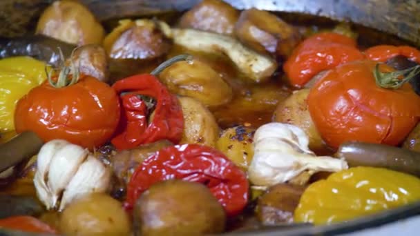 Baharatlı sebzeler ve kazanda pişirilmiş et. Kazan kebabı — Stok video