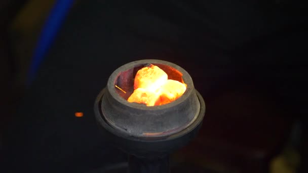 De kolen branden prachtig op een aangebrande hookah. Shisha — Stockvideo