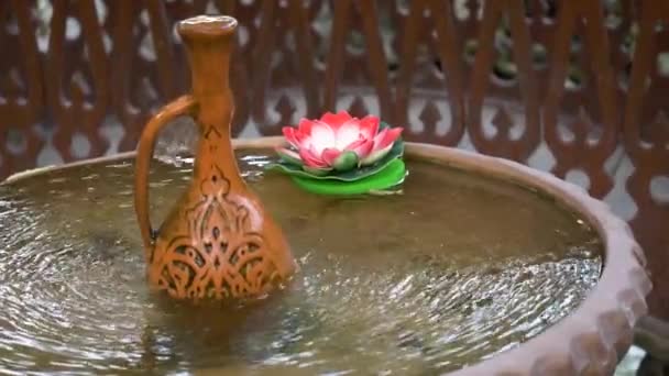 Der Brunnen im Innenhof im orientalischen Stil. Krug — Stockvideo