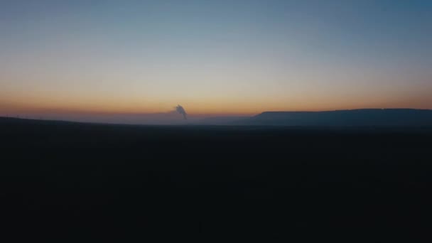 Beau coucher de soleil. La cheminée de l'usine fume. Pollution atmosphérique — Video