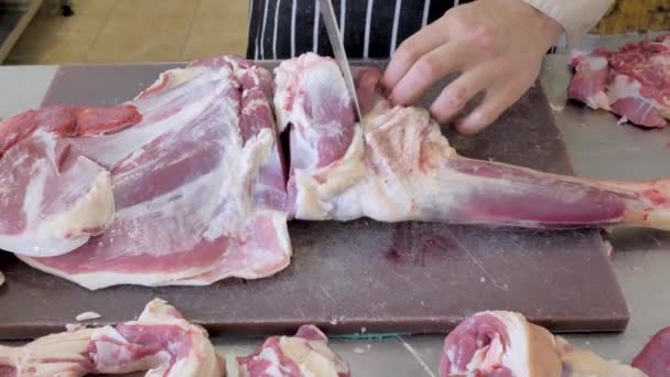 Corte de carne de oveja. Haz un sacrificio de una oveja en Kurban bayram. Carnicero carne cortada — Vídeos de Stock