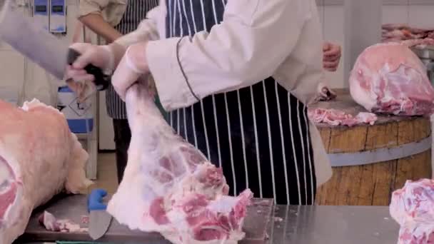 Corte de carne de oveja. Haz un sacrificio de una oveja en Kurban bayram. Carnicero carne cortada — Vídeos de Stock