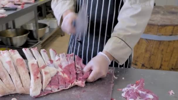 Taglio di carne ovina. Fai un sacrificio di una pecora su Kurban Bayram. Carne da macello — Video Stock