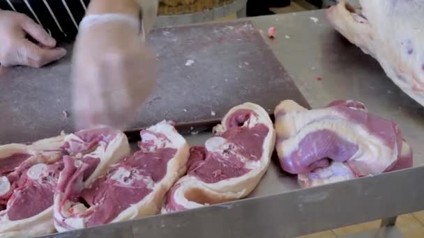 Обрезание овечьего мяса. Принести в жертву овцу на курбанском байраме. Мясник режет мясо — стоковое видео