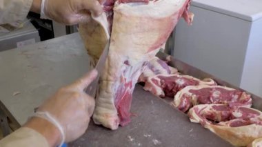 Kasap koyun eti kesti. Kurban bayramında bir koyun kurban et.. 