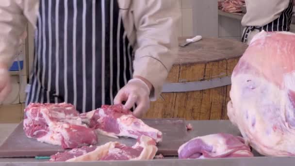 Metzger schnitt Schafsfleisch. Opfergabe eines Schafes auf Kurban bayram. — Stockvideo