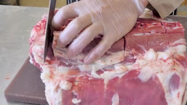 Macellaio tagliare carne di pecora. Fare un sacrificio di una pecora su Kurban Bayram . — Video Stock