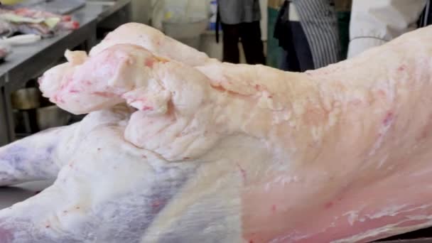 El carnicero corta carne de oveja. Hacer un sacrificio de una oveja en Kurban bayram . — Vídeo de stock