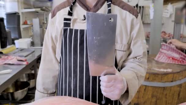肉屋は肉を切るためのナイフと斧を示しています。アーバン・バヤラム. — ストック動画