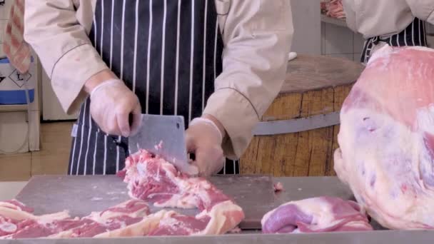 Macellaio tagliare carne di pecora. Fare un sacrificio di una pecora su Kurban Bayram . — Video Stock