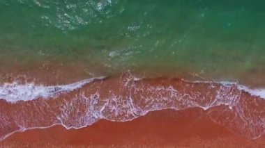 Gök mavisi deniz. Sörf. Güzel güneşli bir günde Güzel bir deniz