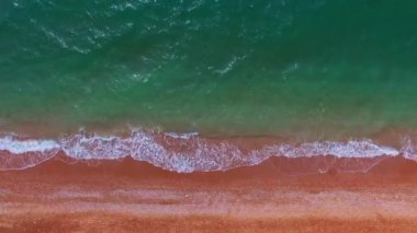 Gök mavisi deniz. Sörf. Güzel güneşli bir günde Güzel bir deniz