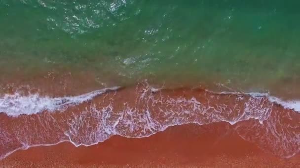 紺碧の海。サーフ！。美しい晴れた日の美しい海 — ストック動画