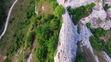 Ortaçağ kemerli taş duvarlı üst manzara, ortaçağ şehrine giriş.