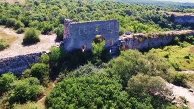 Taş duvarlı bir orta çağ kemer yolunun üst görüntüsü