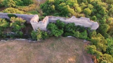 Taş duvarlı bir orta çağ kemer yolunun üst görüntüsü