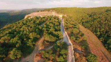 Taş duvarlı bir orta çağ kemer yolunun üst görüntüsü