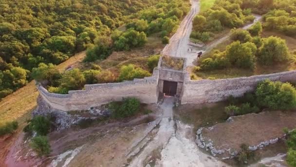 Vue de dessus de la belle porte ancienne. Le Moyen Age — Video