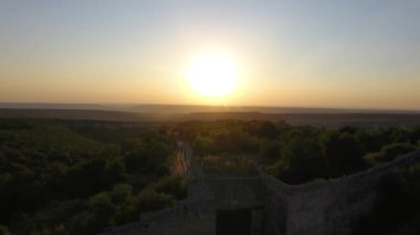 Güzel antik kapının en üst manzarası. Orta Çağ. gün batımı