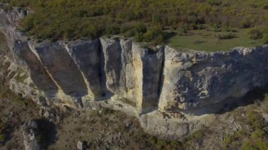 Gök mavisi deniz. Sörf. Güzel güneşli bir günde Güzel bir deniz