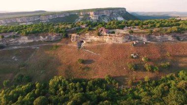 Uçurumları ve ormanı olan manzaralı bir vadi.