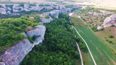 Uçurumları ve ormanı olan manzaralı bir vadi.