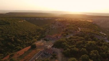 Uçurumları ve ormanı olan manzaralı bir vadi.