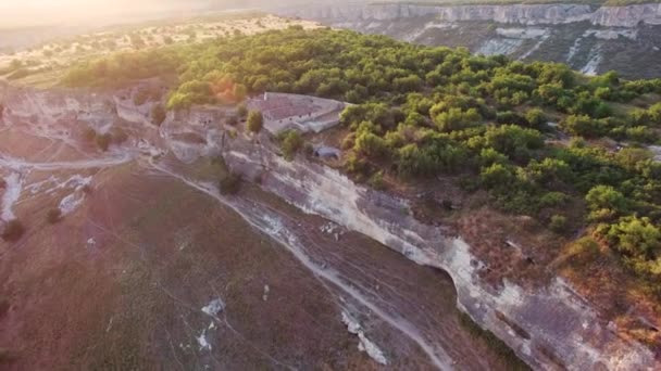 Top view of the valley with cliffs and forest. the medieval houses. sunset — Stock Video