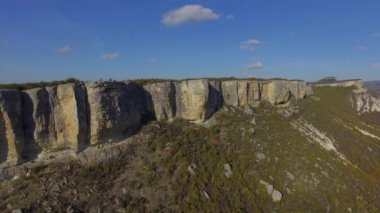 Gök mavisi deniz. Sörf. Güzel güneşli bir günde Güzel bir deniz