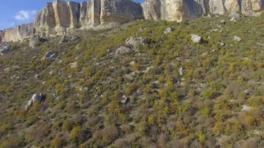 Gök mavisi deniz. Sörf. Güzel güneşli bir günde Güzel bir deniz