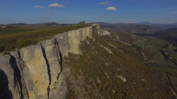 Sněhobílé sloupy u moře. Krásná dívka ve svatebních šatech — Stock video