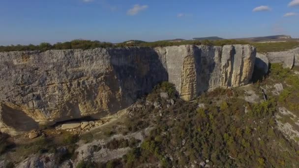 Festői kilátás nyílik a sziklák az ősi barlangok. kék ég. erdő — Stock videók
