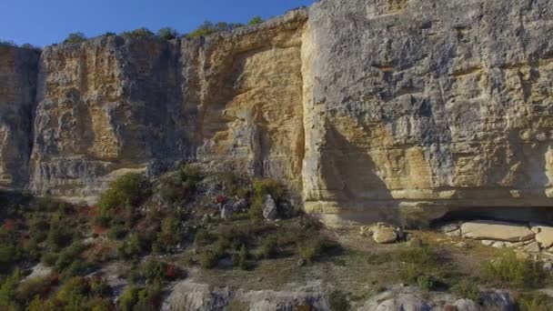 Vista panoramica sulle scogliere con antiche grotte. cielo blu. foresta — Video Stock