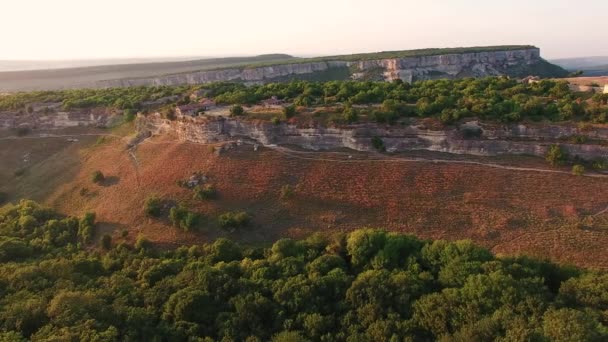 Vista superior do pitoresco vale com falésias e floresta — Vídeo de Stock