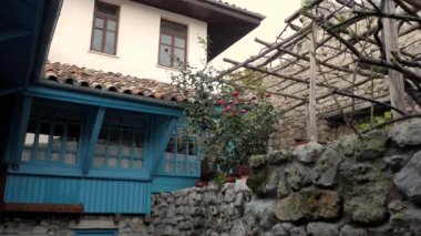 Doğu tarzında avludaki binanın ön cephesi.