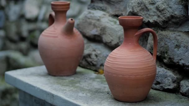 En el patio, en el estante de mármol hay dos jarras de barro de estilo oriental — Vídeo de stock