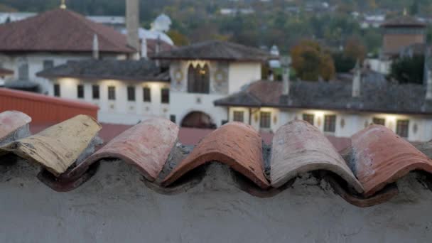 Vista desde una calle vecina al palacio del Khan por la noche — Vídeo de stock