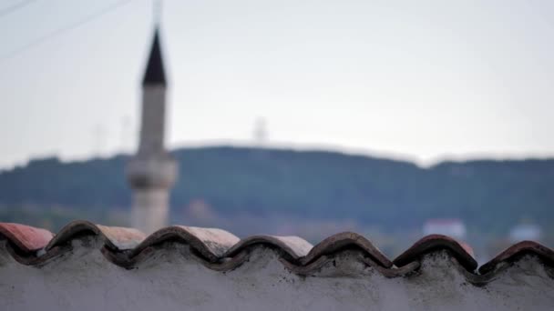 View from a neighboring street to the minaret in the mosque of the khans in the evening — Stock Video