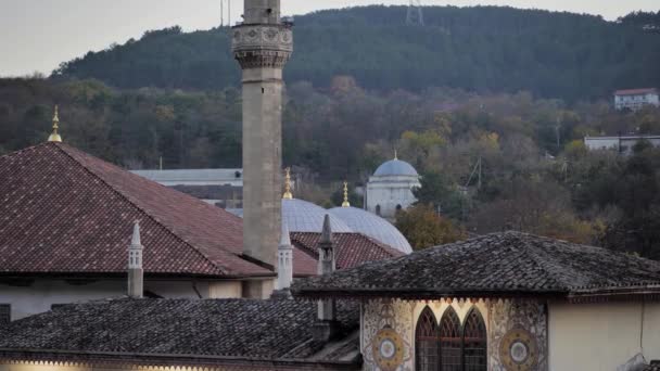 Vista desde una calle vecina al palacio del Khan por la noche — Vídeo de stock