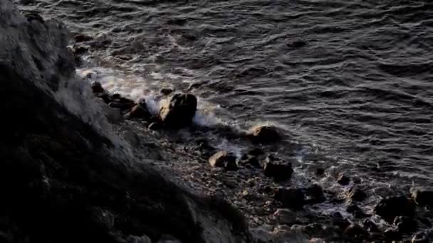 Steep descent from the cliff. The sea is calm and dark — Stock Video