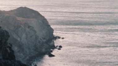 Huzurlu sakin deniz. Rocky Sahili. Adada yaz günü