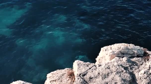De rustige kalme blauwe zee. Rotskust. Zonnige zomerdag op het eiland — Stockvideo
