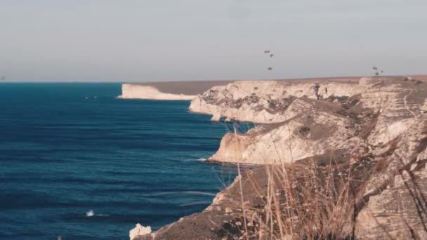 Sakin, sakin mavi deniz. Rocky Sahili. Adada güneşli bir yaz günü — Stok video