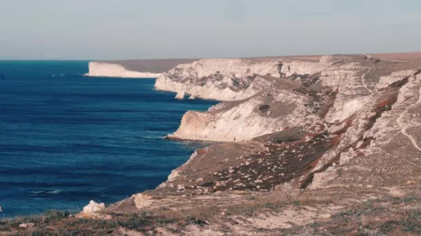 The tranquil calm blue sea. Rocky coast. Sunny summer day on the island — Stock Video