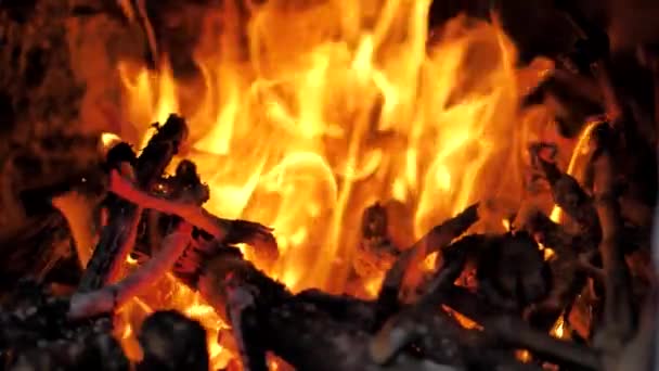 Op de oosterse binnenplaats brandt een vuur in een middeleeuws fornuis. Langzame beweging. close-up — Stockvideo