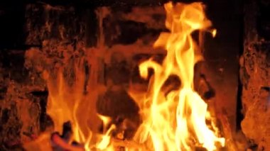 Otoriter avluda, ortaçağ fırınında bir ateş yanıyor. Tandoor. yavaş çekim