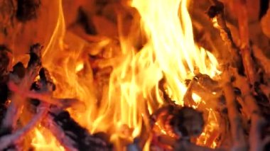 Doğu avlusunda, ortaçağ fırınında bir ateş yanıyor. Tandoor. yavaş çekim