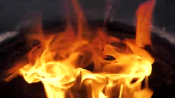 Στην ανατολική αυλή, μια φωτιά καίει σε μια μεσαιωνική σόμπα. Ταντόρ. κοντινό πλάνο — Αρχείο Βίντεο